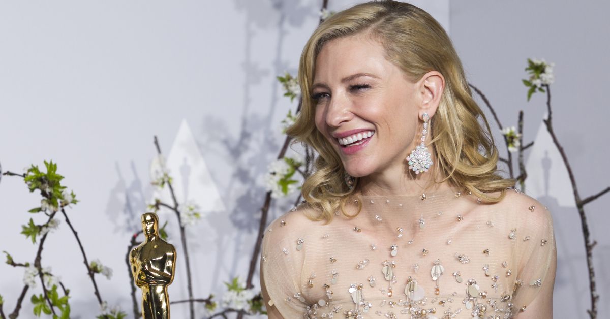 Cate Blanchett holding her Oscar