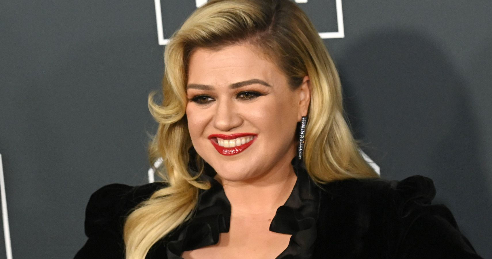 Kelly Clarkson on the red carpet 