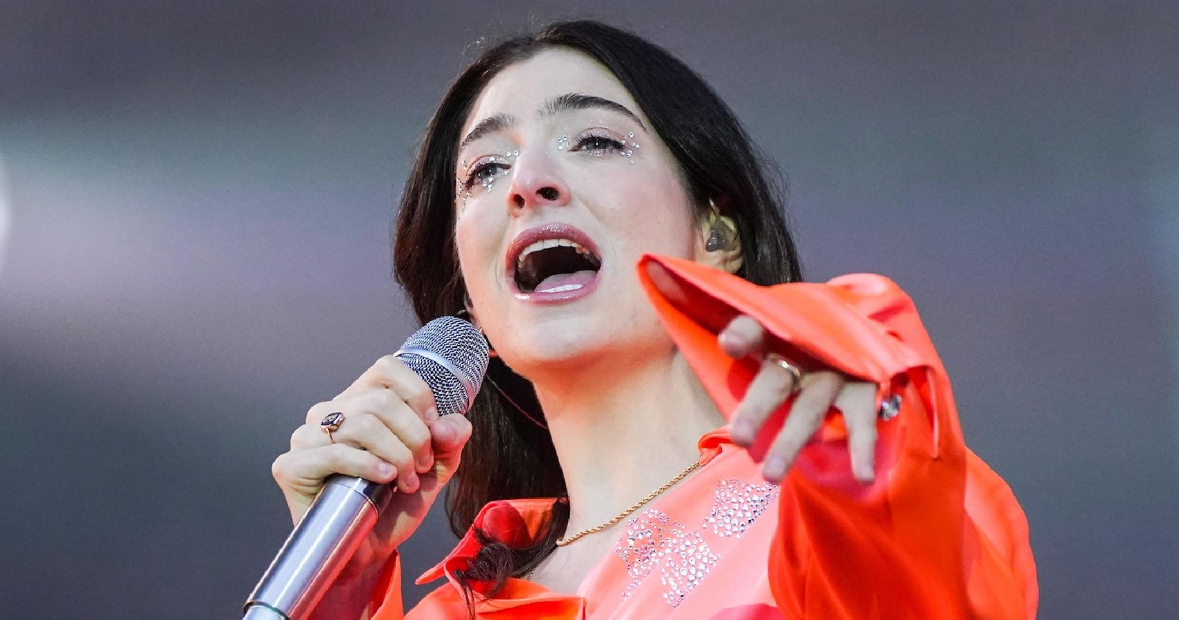 Lorde singing to a crowd 