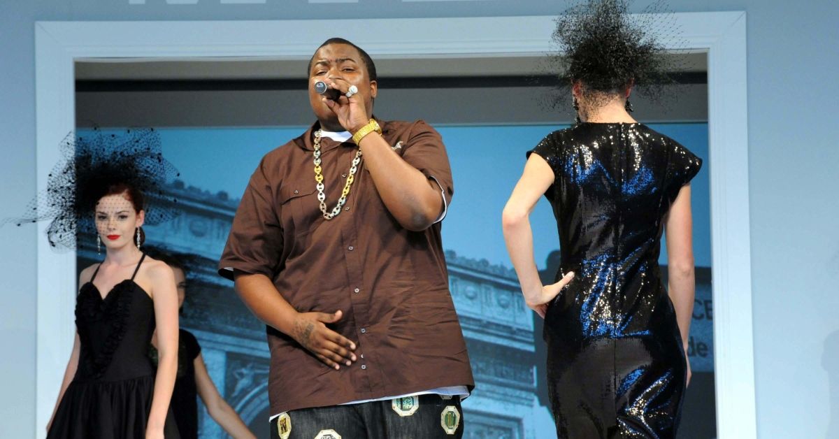 Sean Kingston singing into a microphone