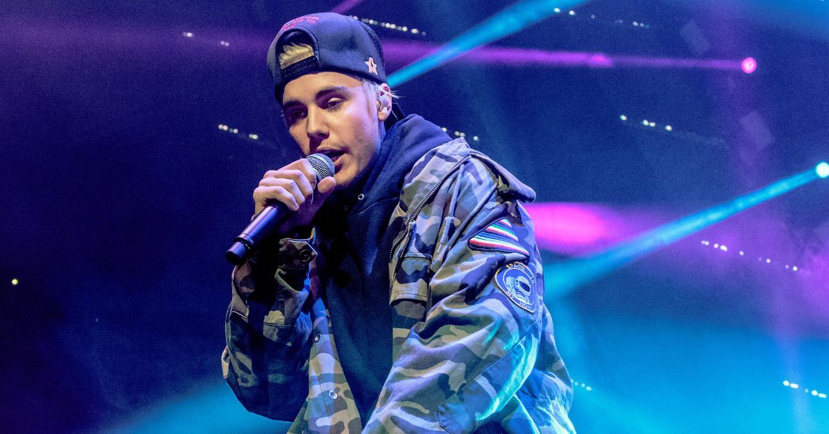 Justin Bieber Performs With J Balvin To Remix 'Sorry'