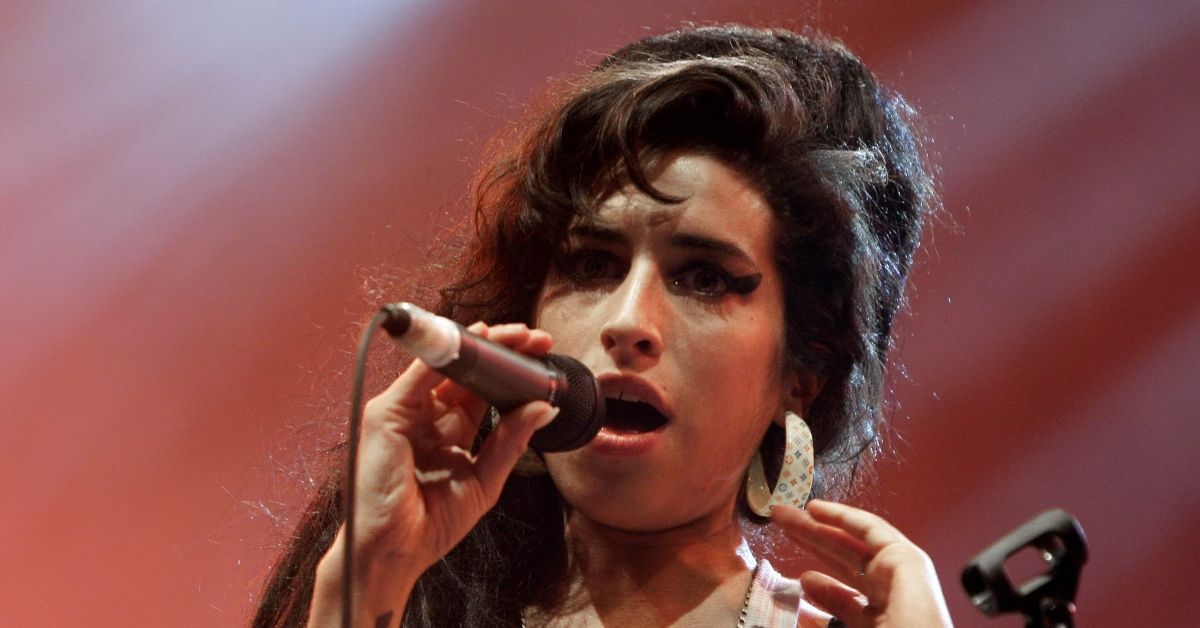 Amy Winehouse performing