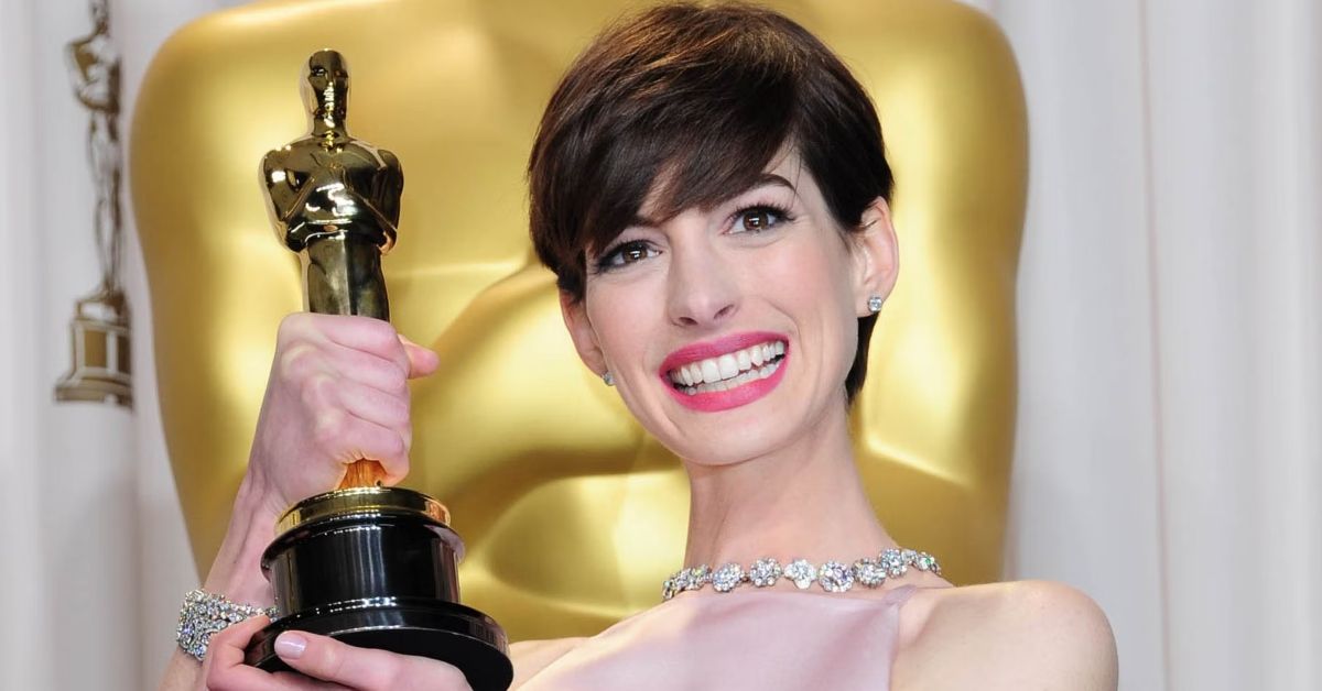 Anne Hathaway holds an Oscar
