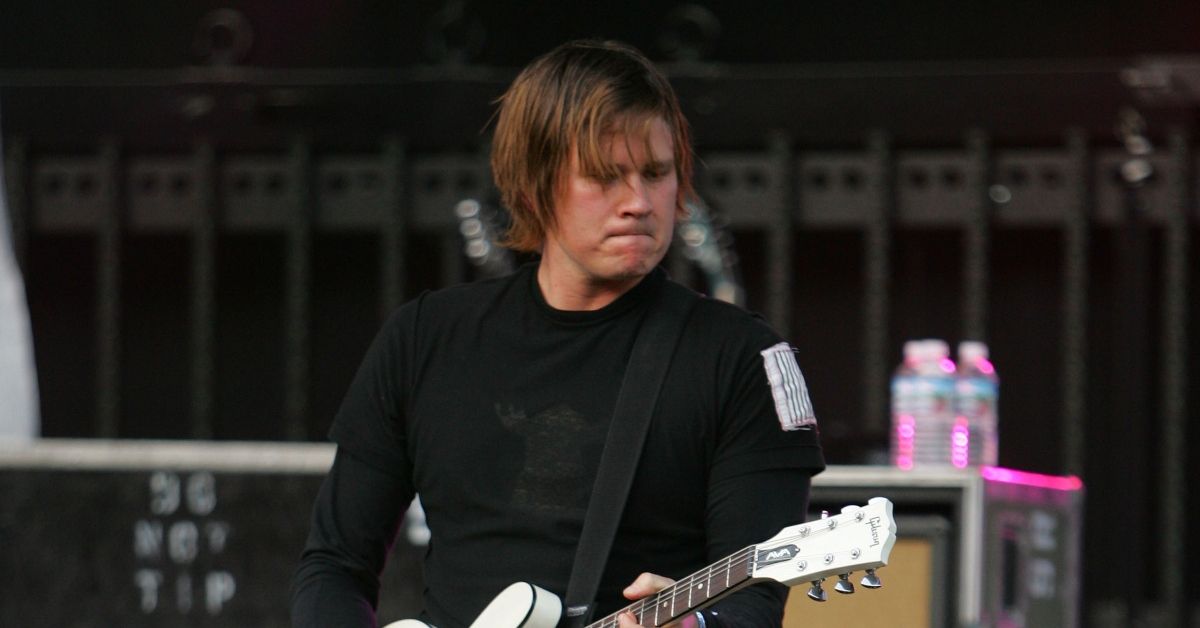 Tom DeLonge performing with Blink-182