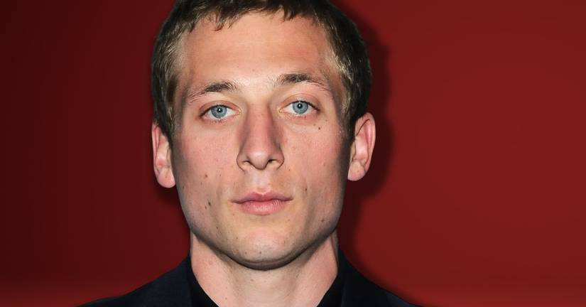 Jeremy Allen White Throws Shade At Estranged Wife During Emmy’s For ...