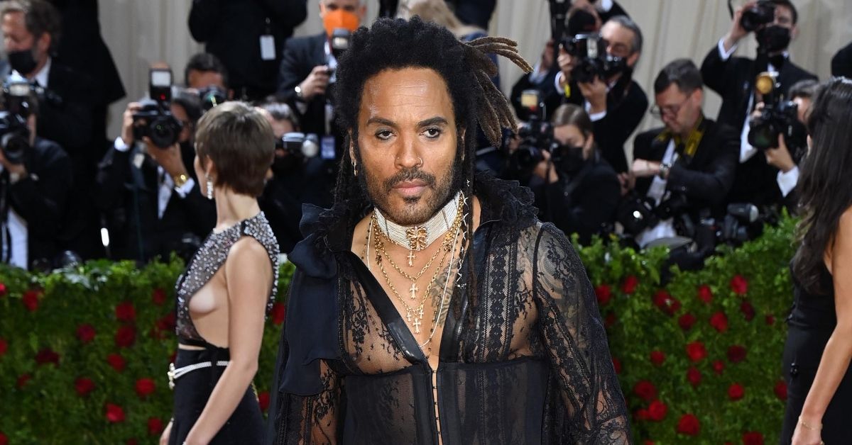 Lenny Kravitz shows off abs in black outfit
