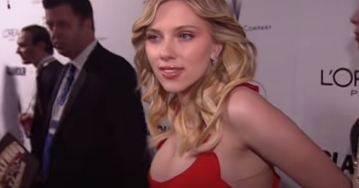 Scarlett Johansson's Iconic Red Carpet Moment at the 2006 Golden Globes