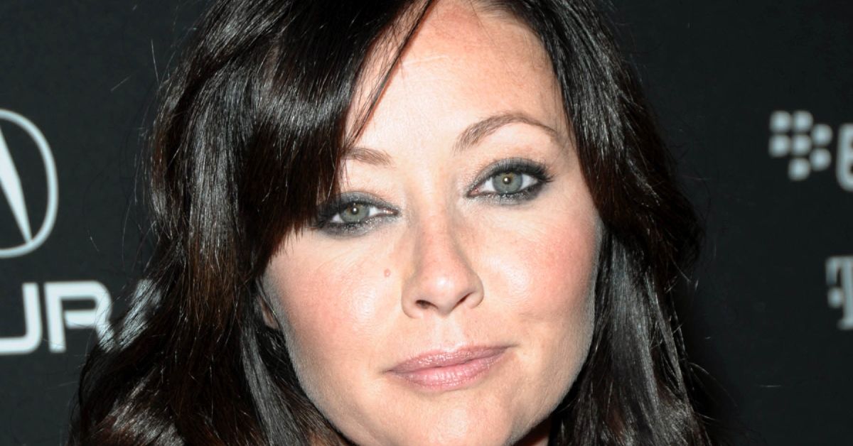 Shannen Doherty looking serious on a red carpet