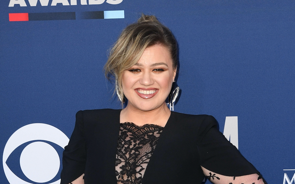 Kelly clarkson s refusal to wear makeup on american idol almost