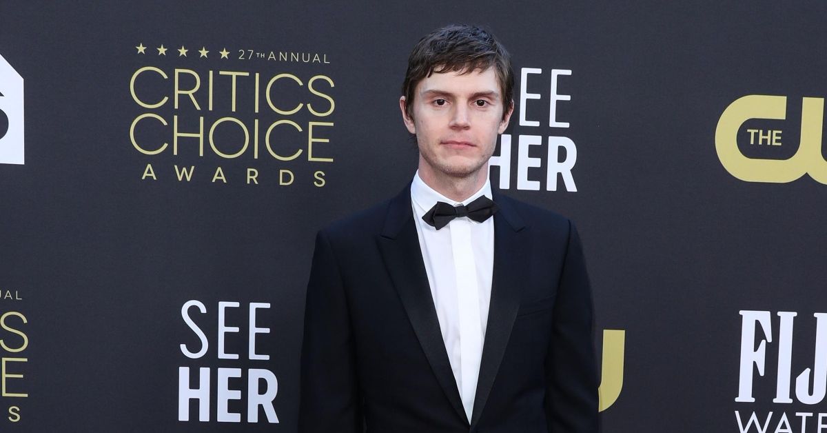 Evan Peters pe covorul rosu