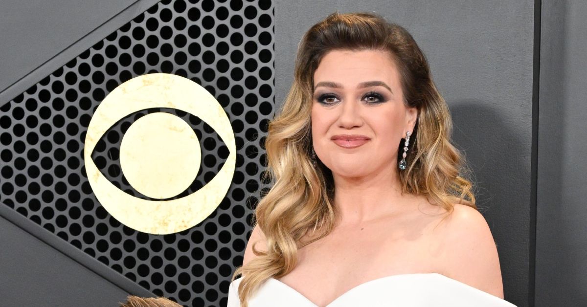 Kelly Clarkson poses at event