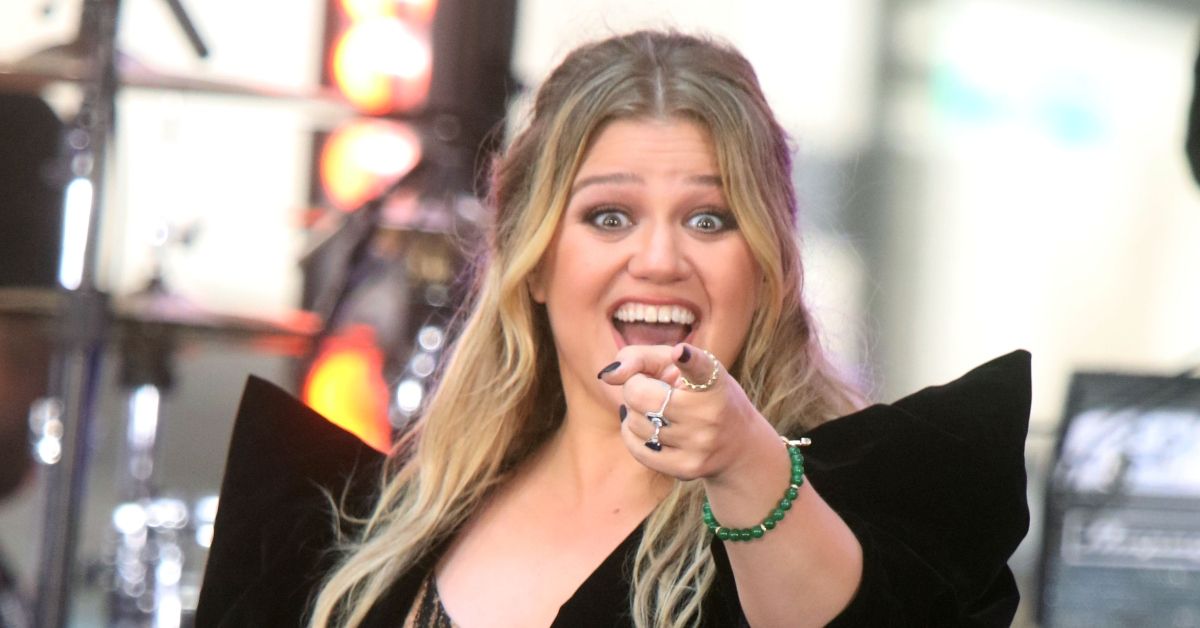 Kelly Clarkson points to cameras while performing 