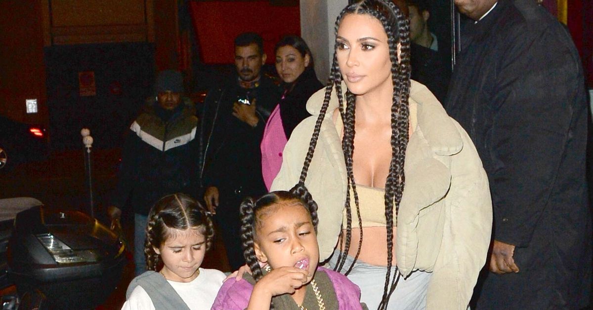 Kim Kardashian e North West saem do lado de fora do restaurante