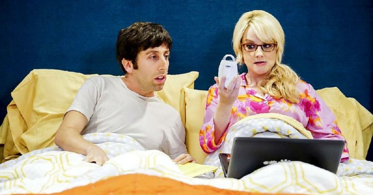 Leonard and Bernadette in bed listening to Halley, Big Bang Theory
