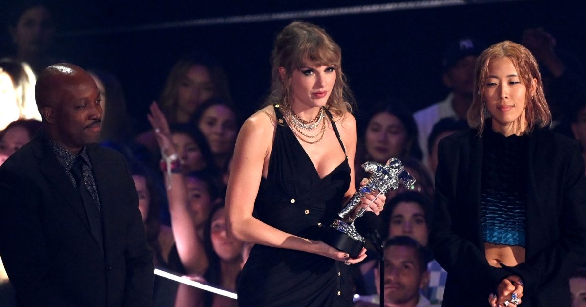 Taylor Swift accepts award