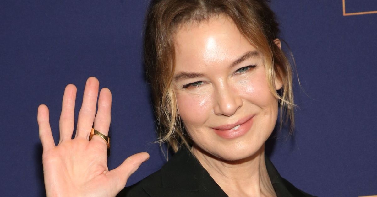 Renee Zellweger smiling and waving