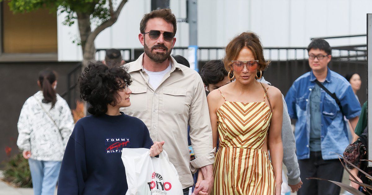 Ben Affleck and Jennifer Lopez walking