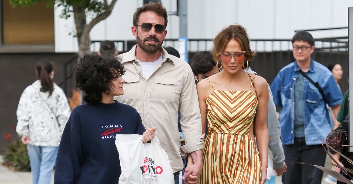 Ben Affleck and Jennifer Lopez walking