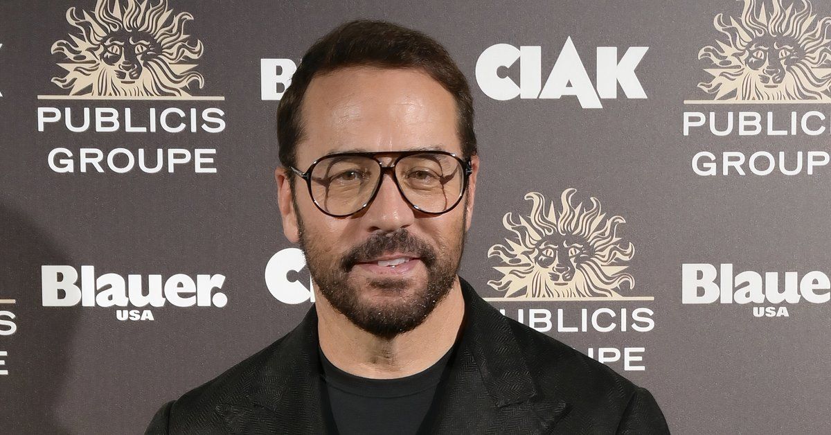 Jeremy Piven on the red carpet
