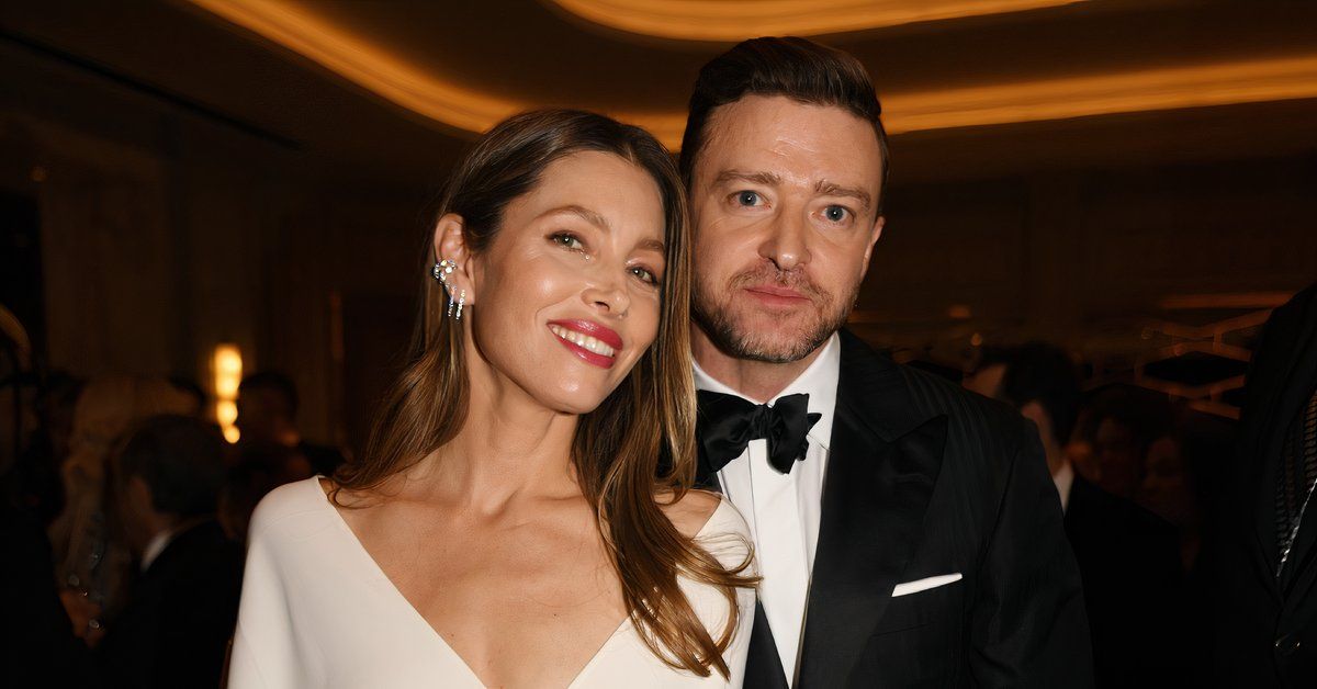 Jessica Biel and and Justin Timberlake pose for photos