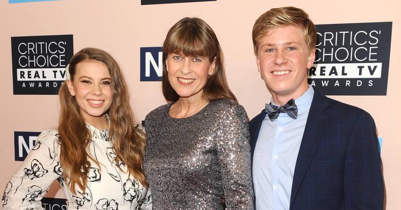 Terri Irwin, Bindi Irwin, and Robert Irwin smiling