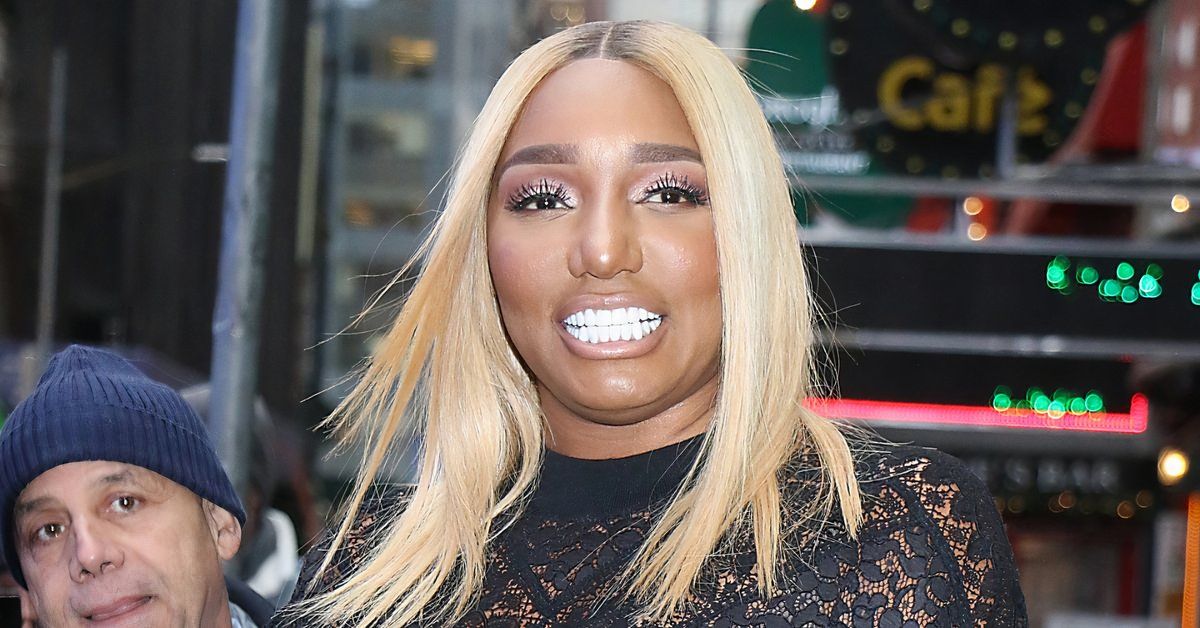 NeNe Leakes com cabelo loiro liso 