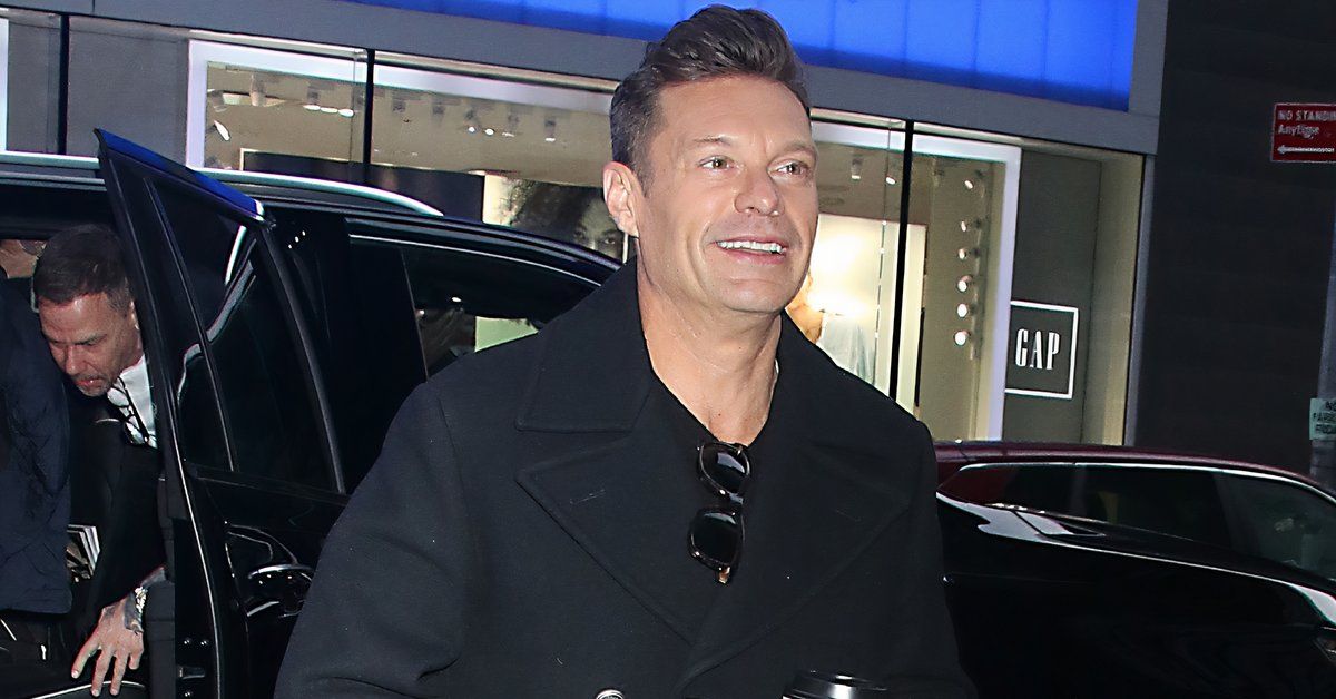 Ryan Seacrest walking from his car