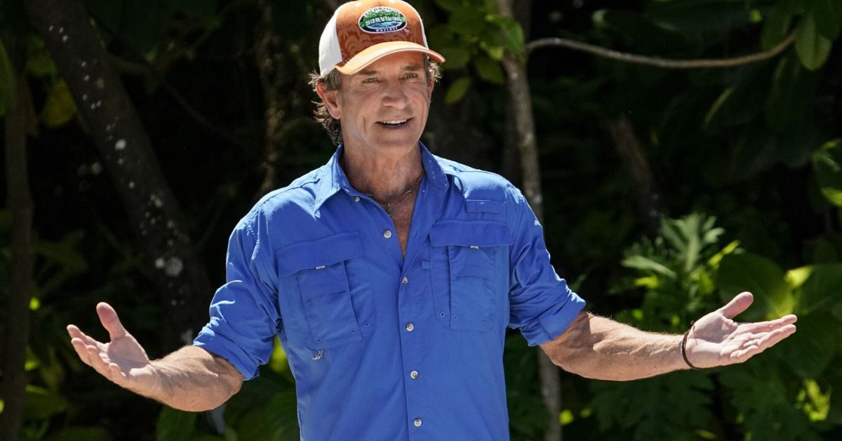 Jeff Probst parece enojado con los supervivientes.