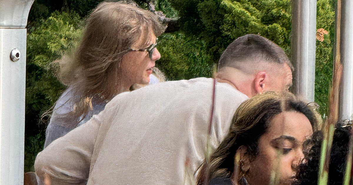 Taylor Swift and Travis Kelce eating lunch