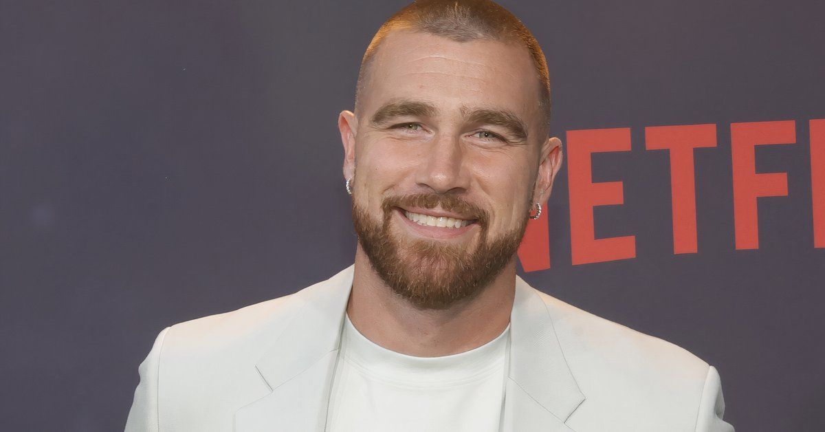 Travis Kelce tira fotos no evento