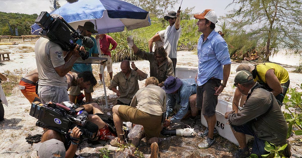 Jeff Probst observa a equipe médica sobrevivente