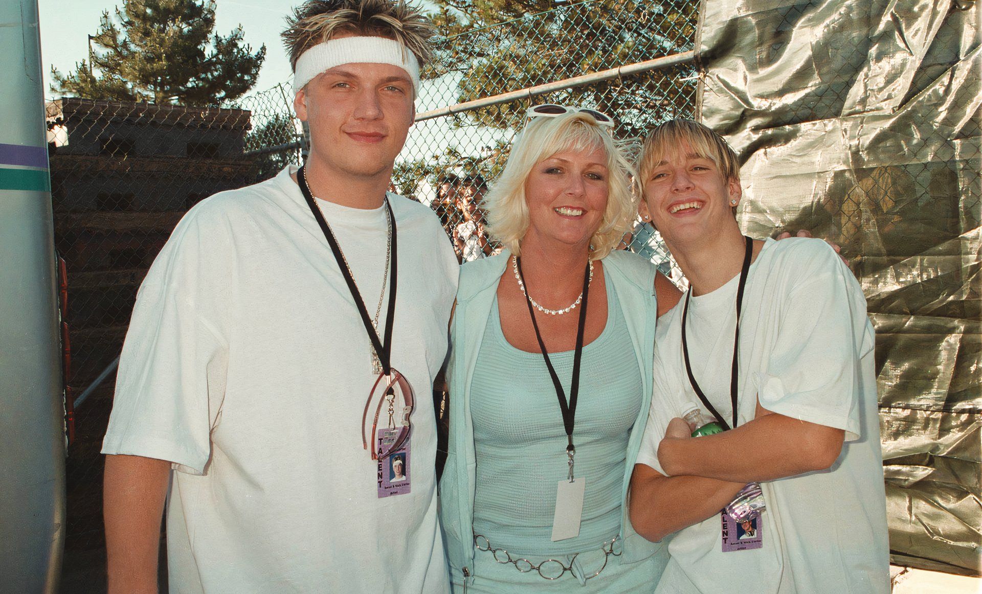 Aaron Carter con Nick Carter y su madre Jane Carter en 2002