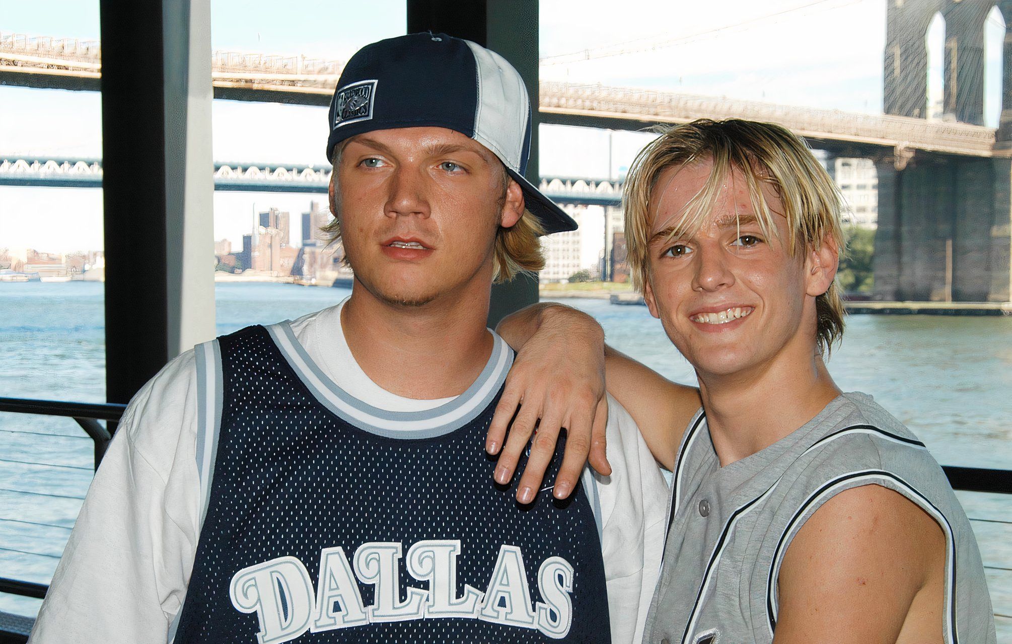 Aaron Carter con Nick Carter en 2003