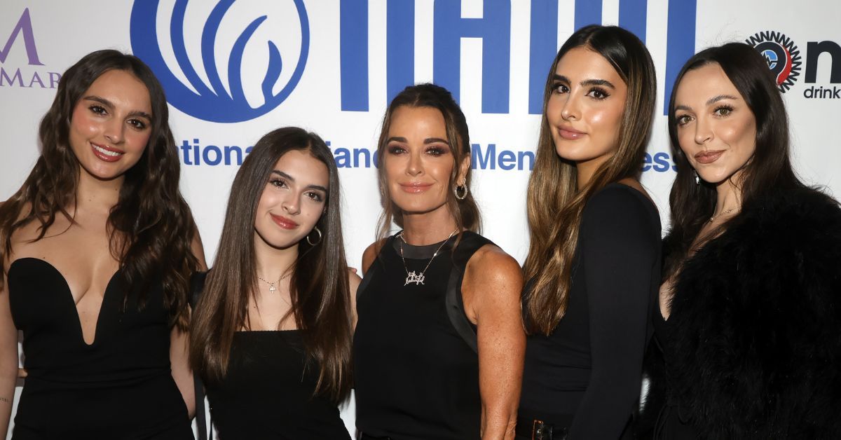 Alexia Umansky, Sophia Umansky, Portia Umansky, Kyle Richards y Farrah Aljufry sonríen