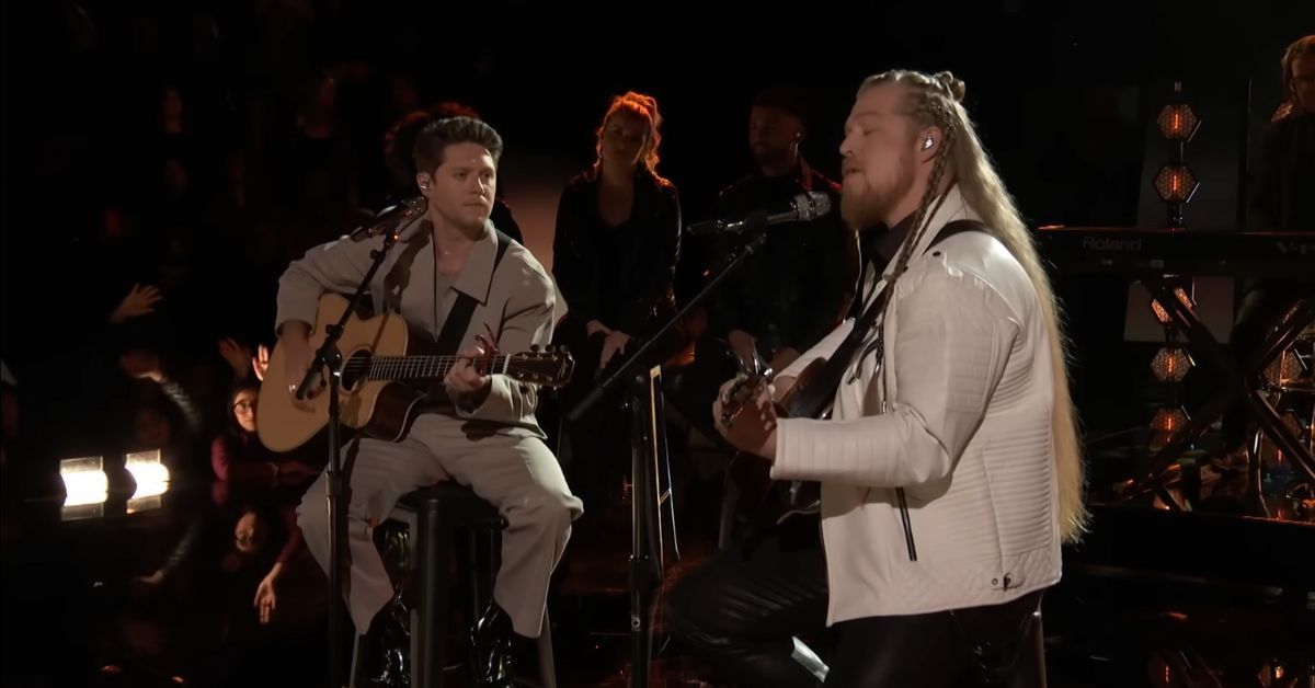 Niall Horan and Huntley performing on 'The Voice'