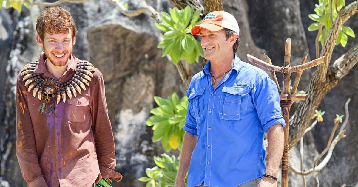 El superviviente John Cochran y Jeff Probst después del desafío de inmunidad