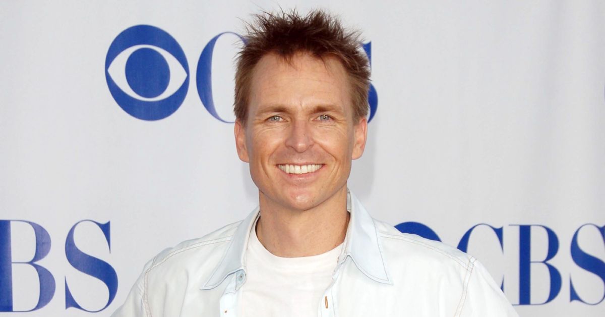 El gran representante de carreras Phil Keoghan sonríe con el pelo peinado