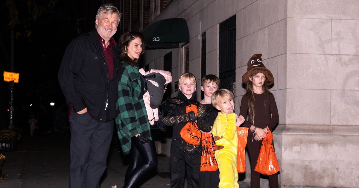 Alec Baldwin, Hilaria Baldwin e alguns de seus filhos fantasiados de Halloween