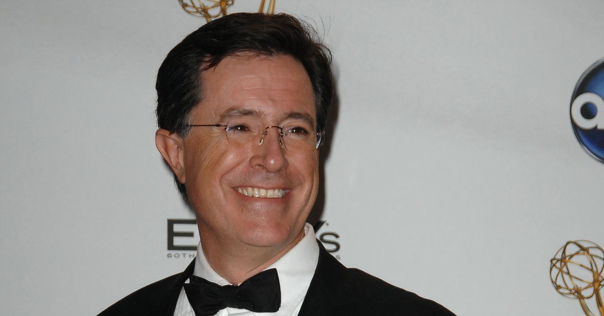 Stephen Colbert sorri