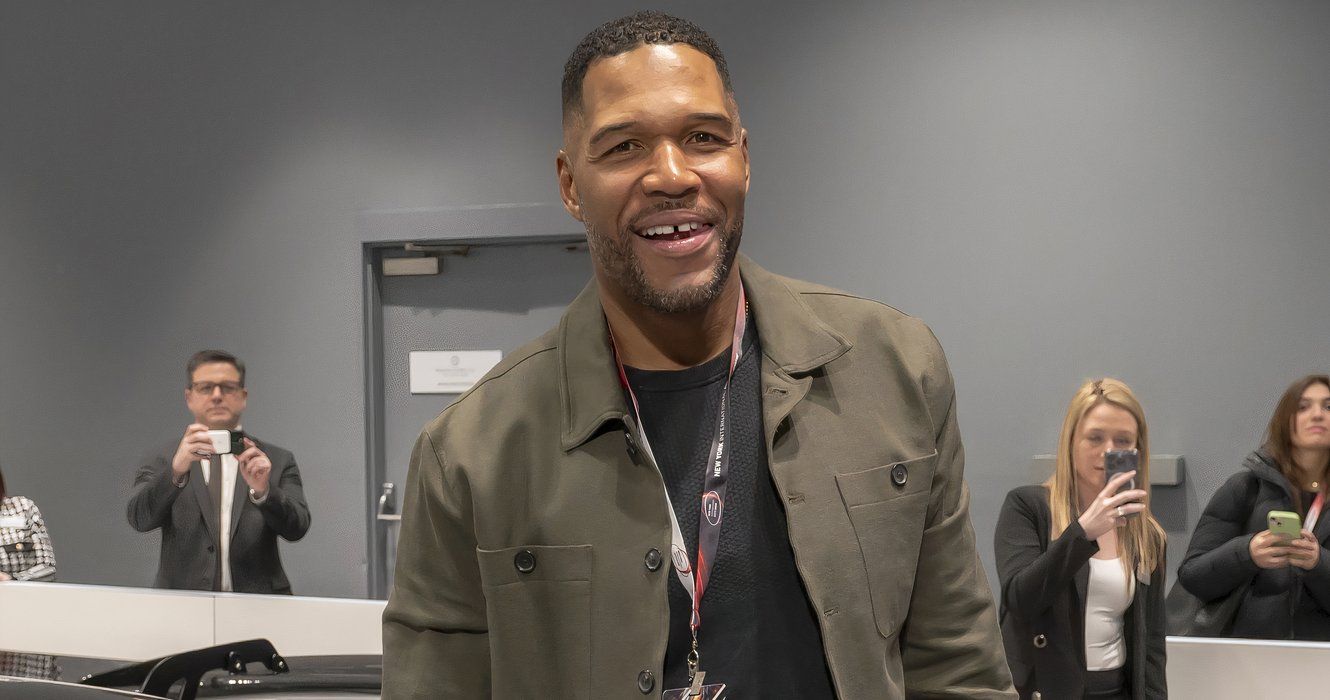 Michael Strahan en el Salón Internacional del Automóvil