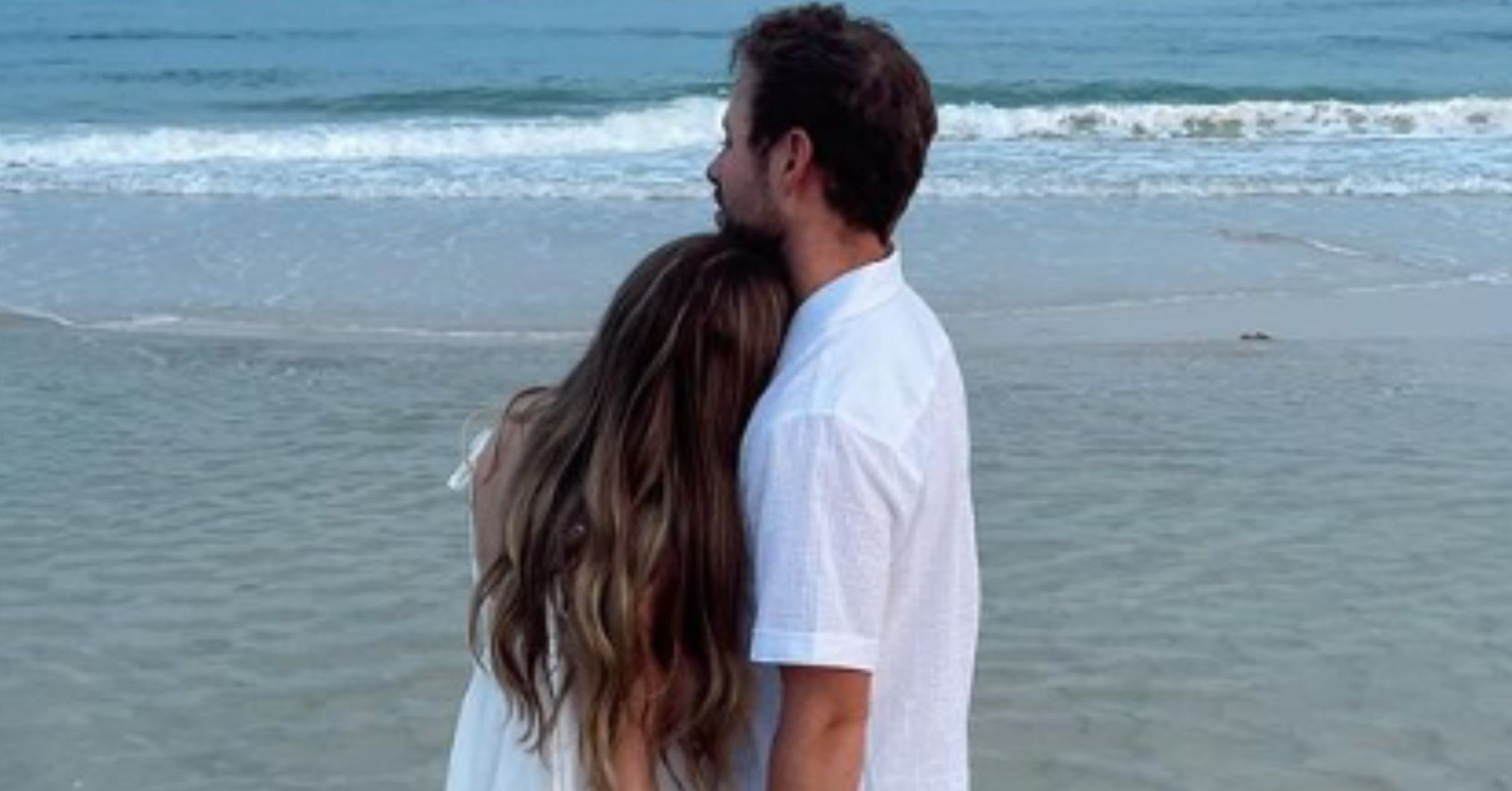 Jason Duggar y Maddie acurrucados en la playa