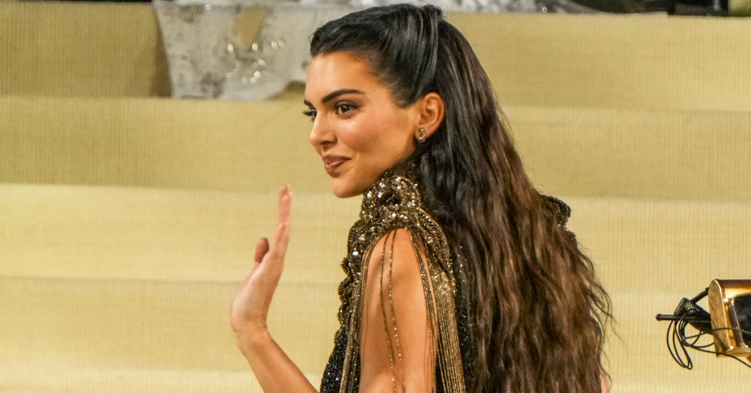 Kendall Jenner gesticula para as câmeras no Met Gala