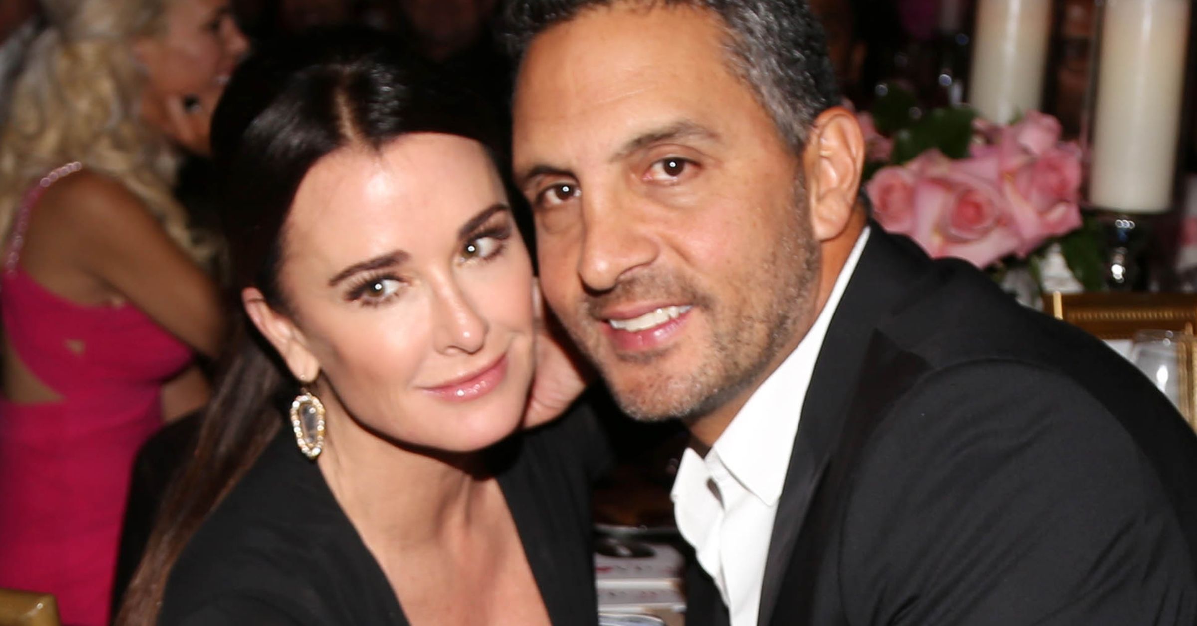 Kyle Richards y Mauricio Umanski se abrazan