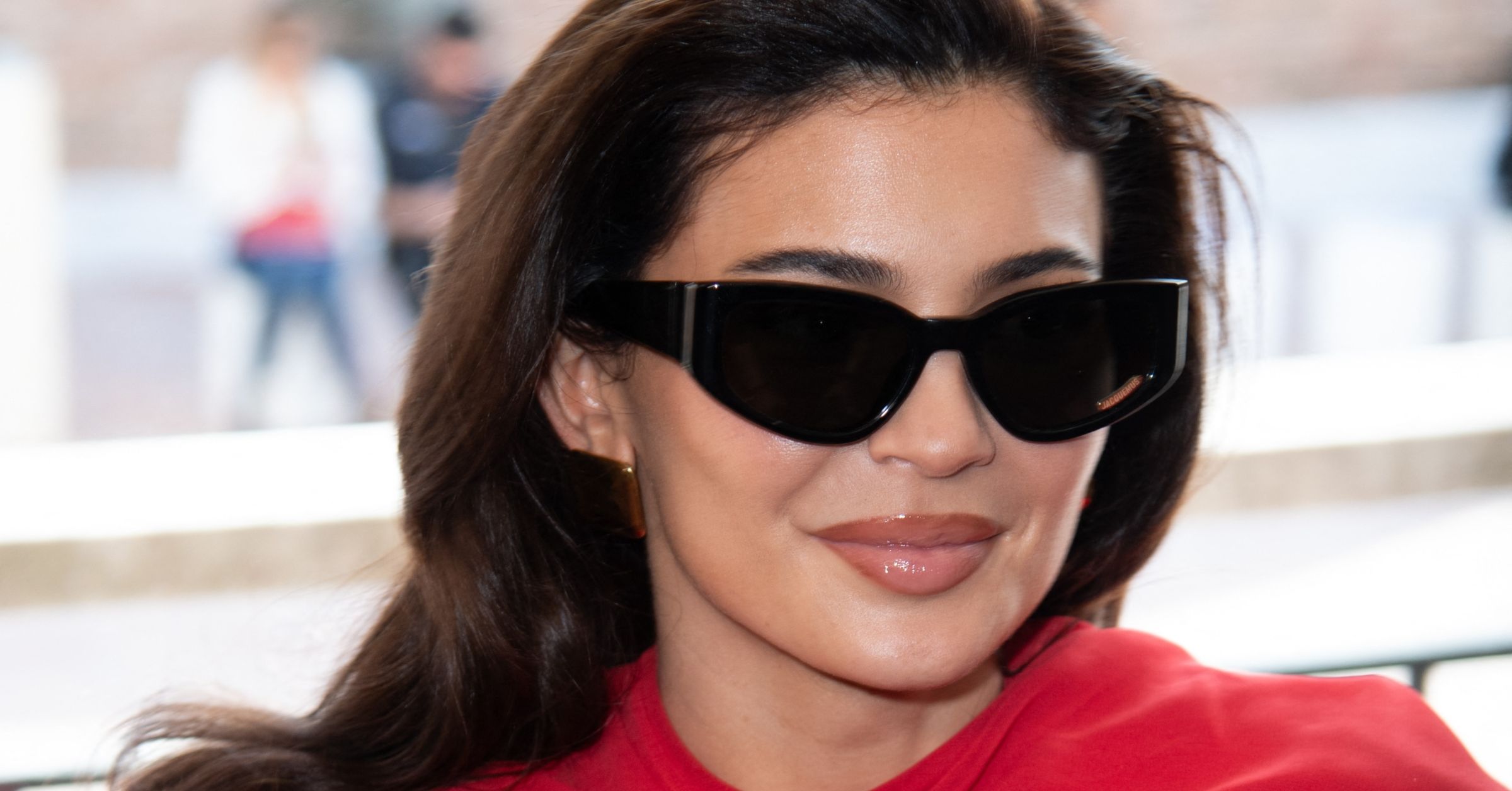 Kylie Jenner usa gafas de sol