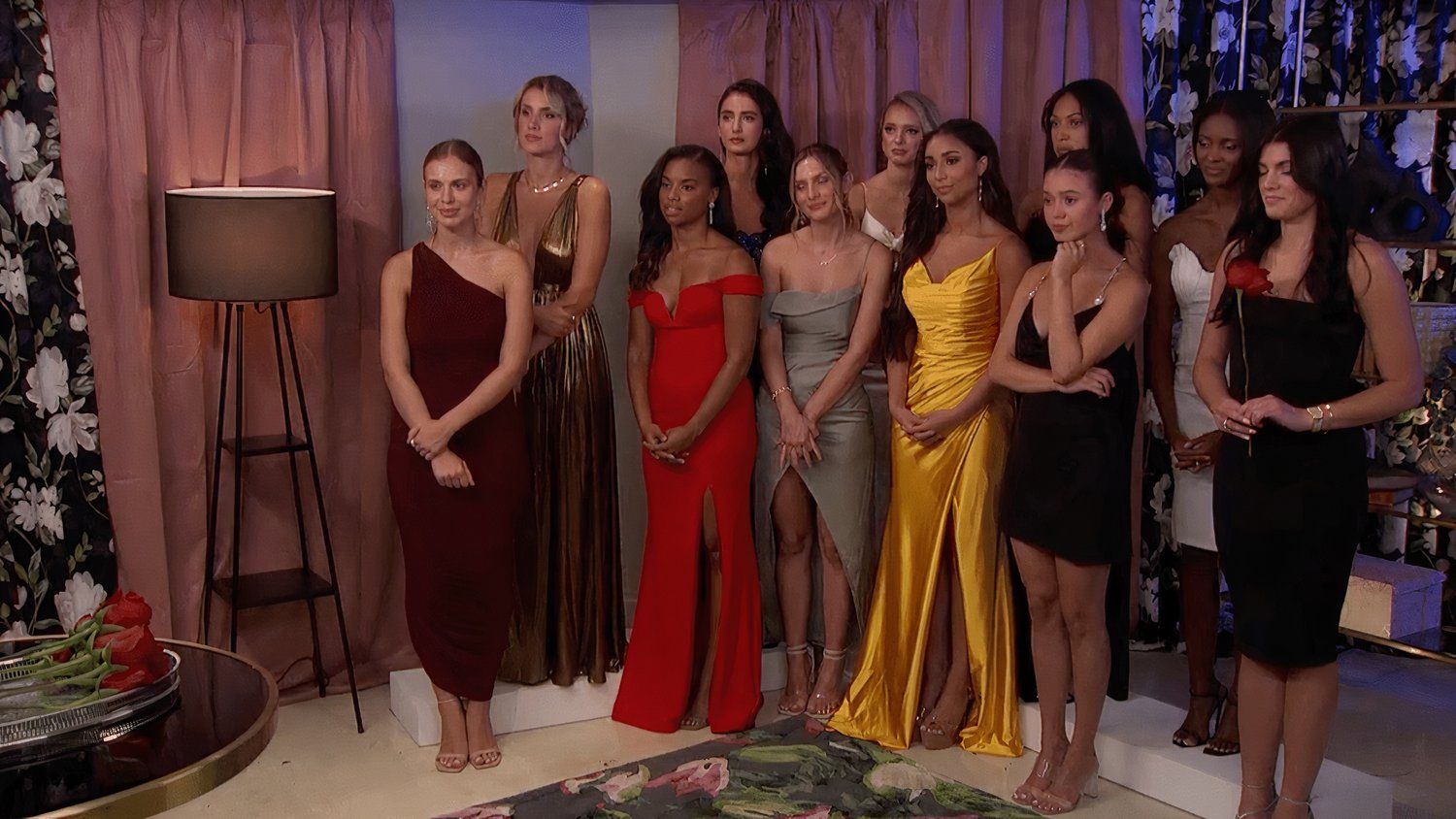 Um grupo de mulheres esperando por suas rosas no The Bachelor