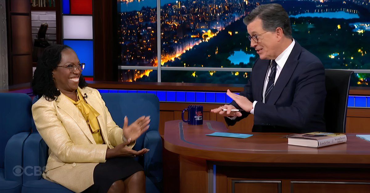 El juez de la Corte Suprema Ketanji Brown Jackson y Stephen Colbert