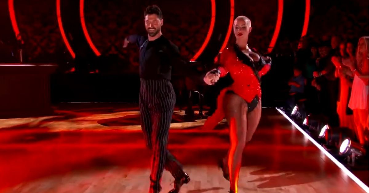 Amber Rose y Val Chmerkovskiy bailan