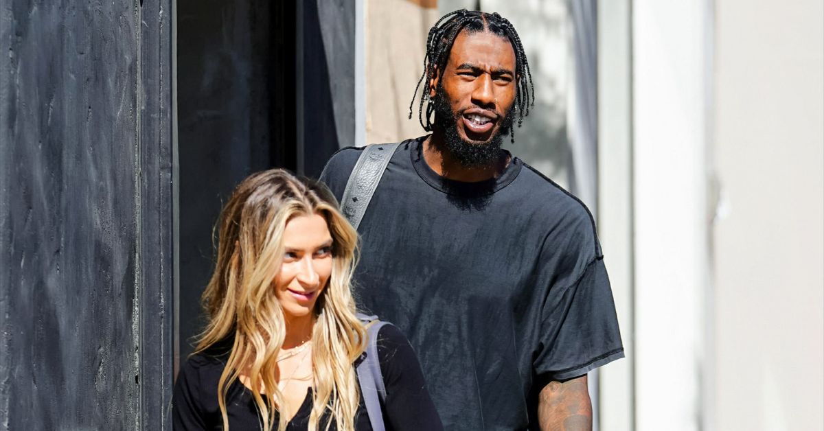 Iman Shumpert e Daniella Karagach caminham do lado de fora