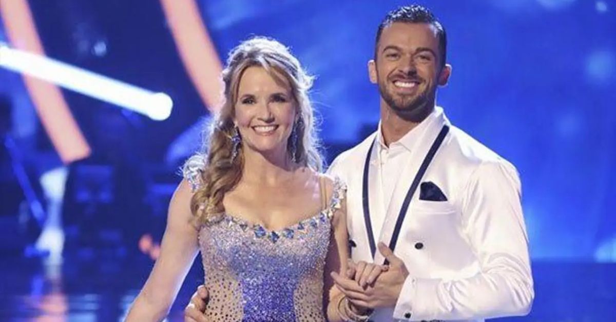 Las estrellas Artem Chigvintsev y Lea Thompson sonríen y bailan