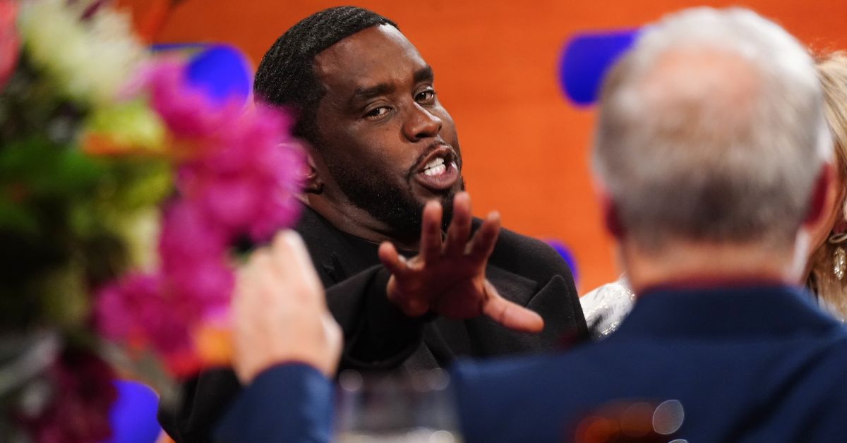 Diddy conversa com um repórter no tapete vermelho